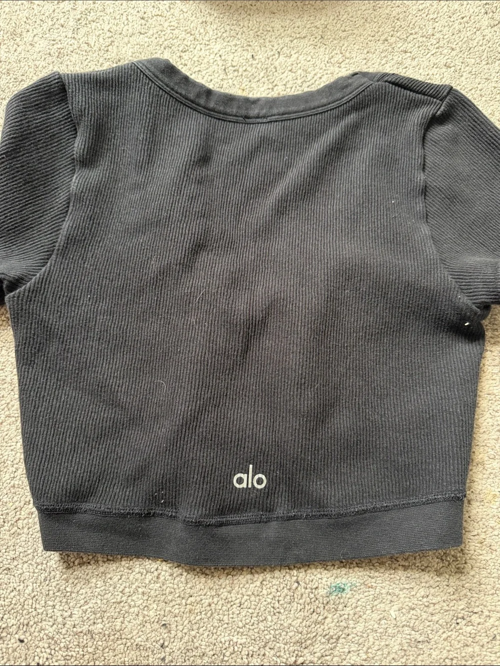 Alo cropped black short sleeve shirt